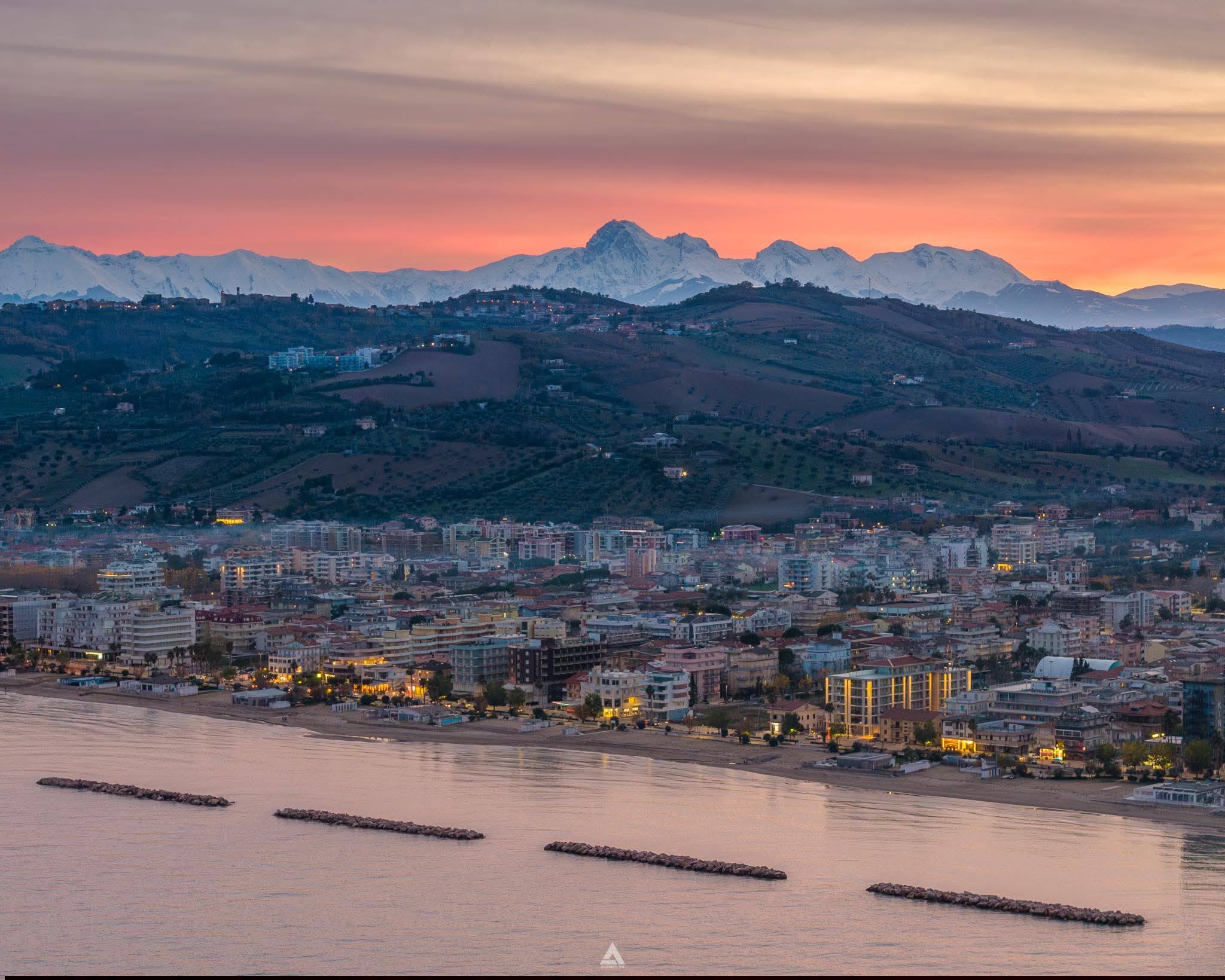 Vista della nuova scogliera di Alba Adriatica dal lungomare