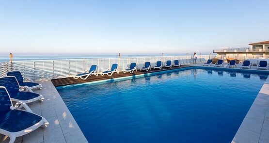 bar in piscina con vista panoramica